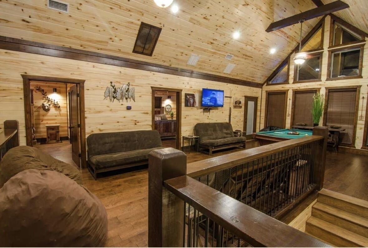 Geronimo 6 bd- High Luxury Cabin on A beautiful Pond