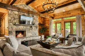 Smart TV, caminetto, videogiochi