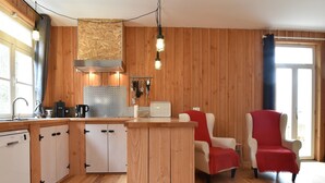 Une cuisine moderne avec des meubles en bois, un îlot central et des luminaires suspendus.