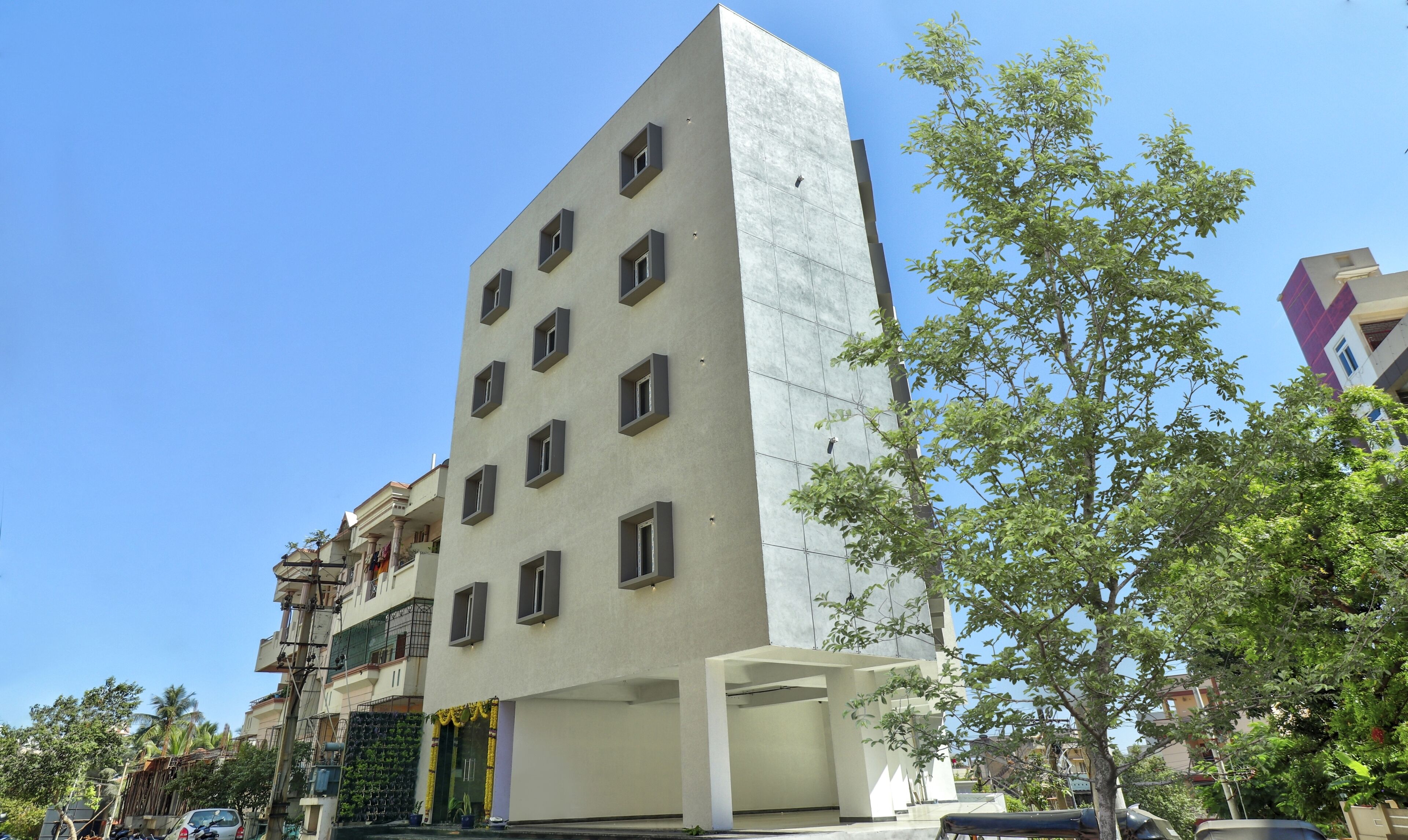 Ein modernes, mehrgeschossiges Gebäude mit einer flachen Fassade und rechteckigen Fenstern.