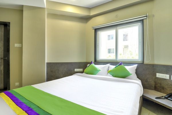 Standardrum | Skrivbord och strykjärn/strykbräda