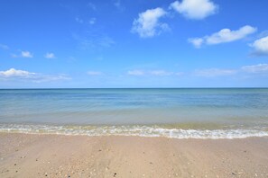 A beach with clear blue water and a sandy shore. - Beautiful holiday home with courtyard (Ravenoville-Plage)