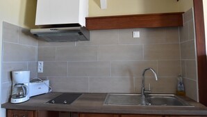 A kitchen with a Bosch coffee maker, a sink, and a wooden countertop. - Beautiful holiday home with courtyard (Ravenoville-Plage)