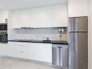 Refrigerador, microondas, horno y parrilla de estufa 