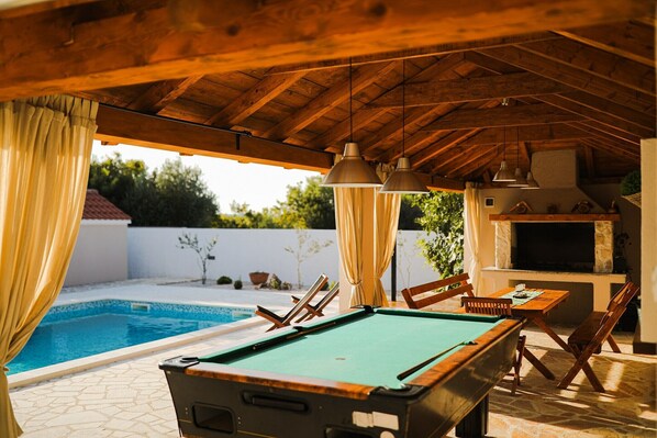 تناول الطعام بالخارج