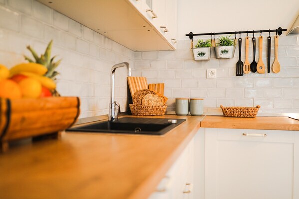 Frigorifero, microonde, forno, piano cottura