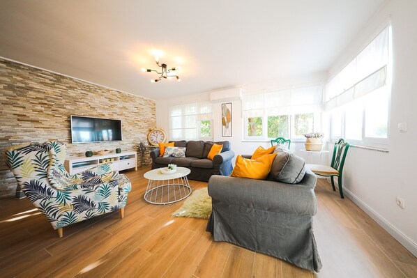 Smart TV - Villa in Pridraga with Private Pool (Pridraga)