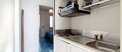 Frigorifero, forno, piano cottura, tavolo da pranzo