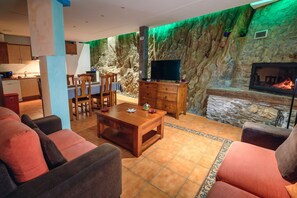 TV, fireplace - Riverside Rustic Retreat (La Omañuela)