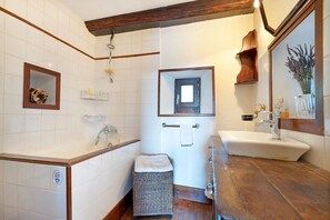 Bathtub - Stone house with pool and garden (Altillac)