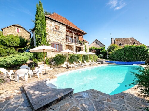 Maison en pierre avec piscine et jardin