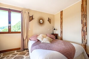 3 bedrooms, WiFi - Stone house with pool and garden (Altillac)