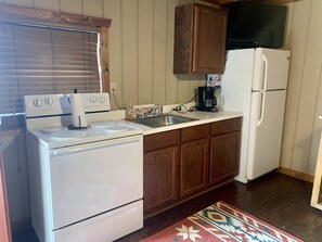 Private kitchen - Comfortable Quiet Cabin 8 miles outside of Carrizo Springs (Carrizo Springs)