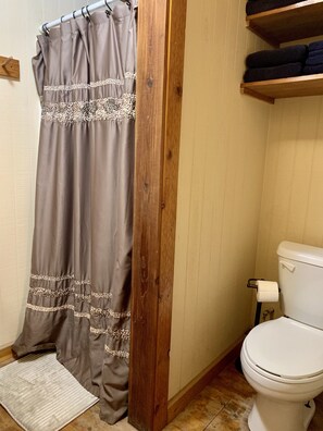 Shower - Comfortable Quiet Cabin 8 miles outside of Carrizo  Springs (Carrizo Springs)