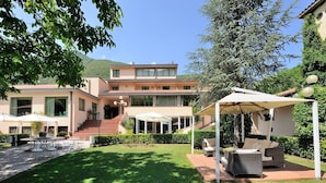 Outdoor dining - Family escape with Pools and Sauna (Foligno)