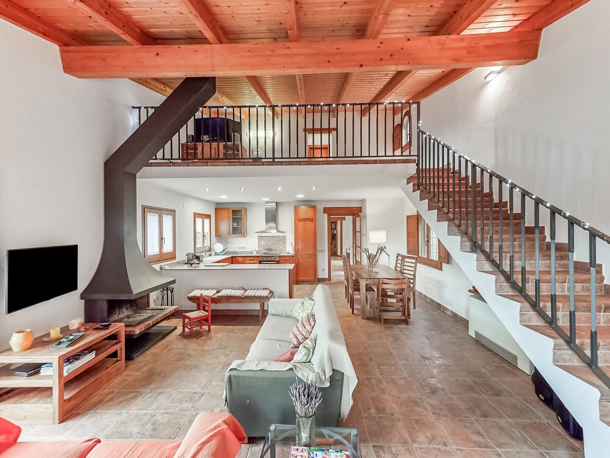 Een televisie, een open haard en een tafeltennistafel