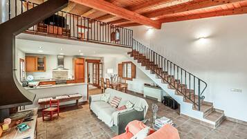 Una televisión, una chimenea, una mesa de tenis de mesa