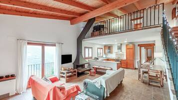 Una televisión, una chimenea, una mesa de tenis de mesa