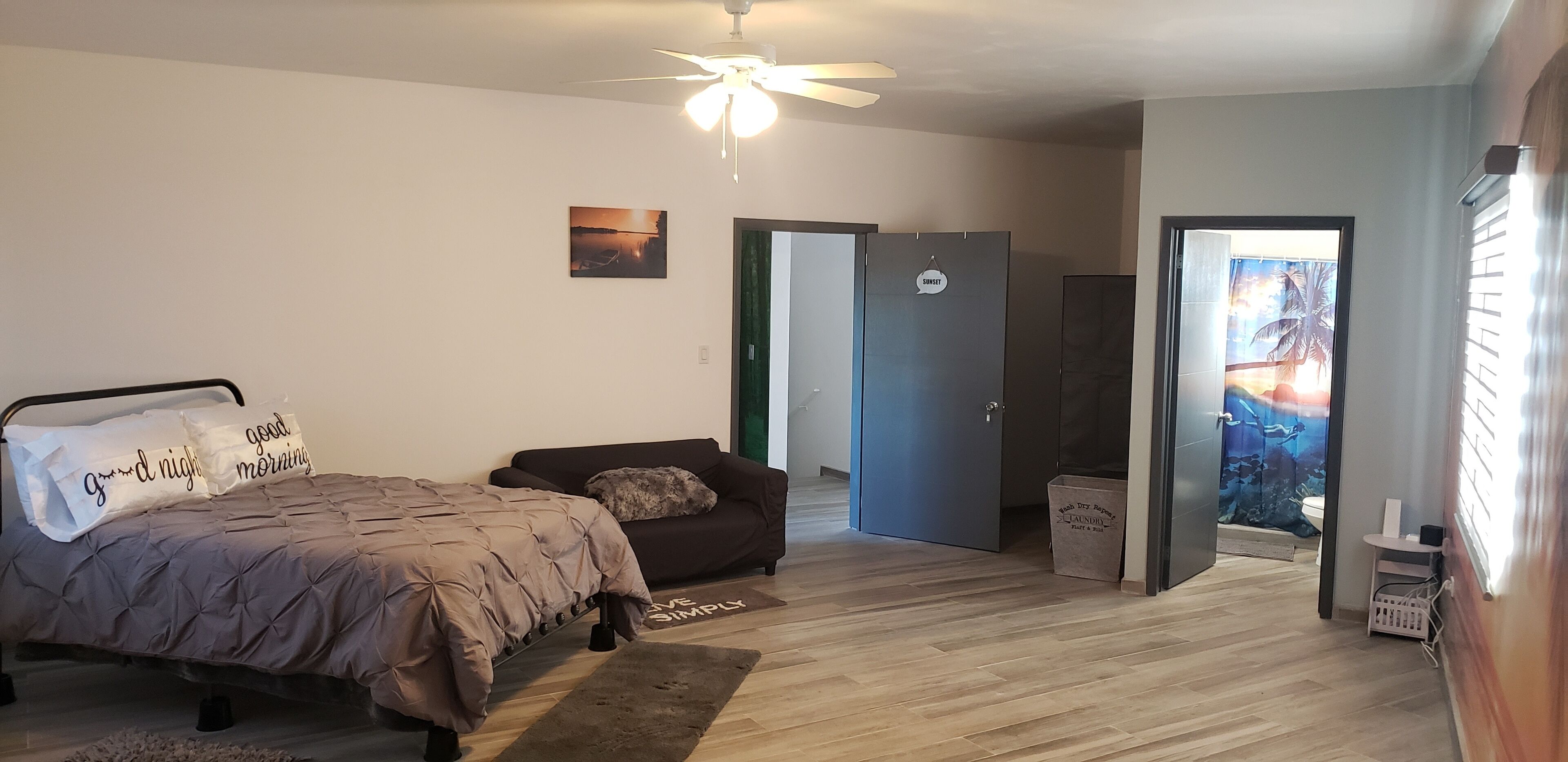 OCEAN VIEW, 3 minutes  to the beach, restaurants, clubs. Rooms with full bath.