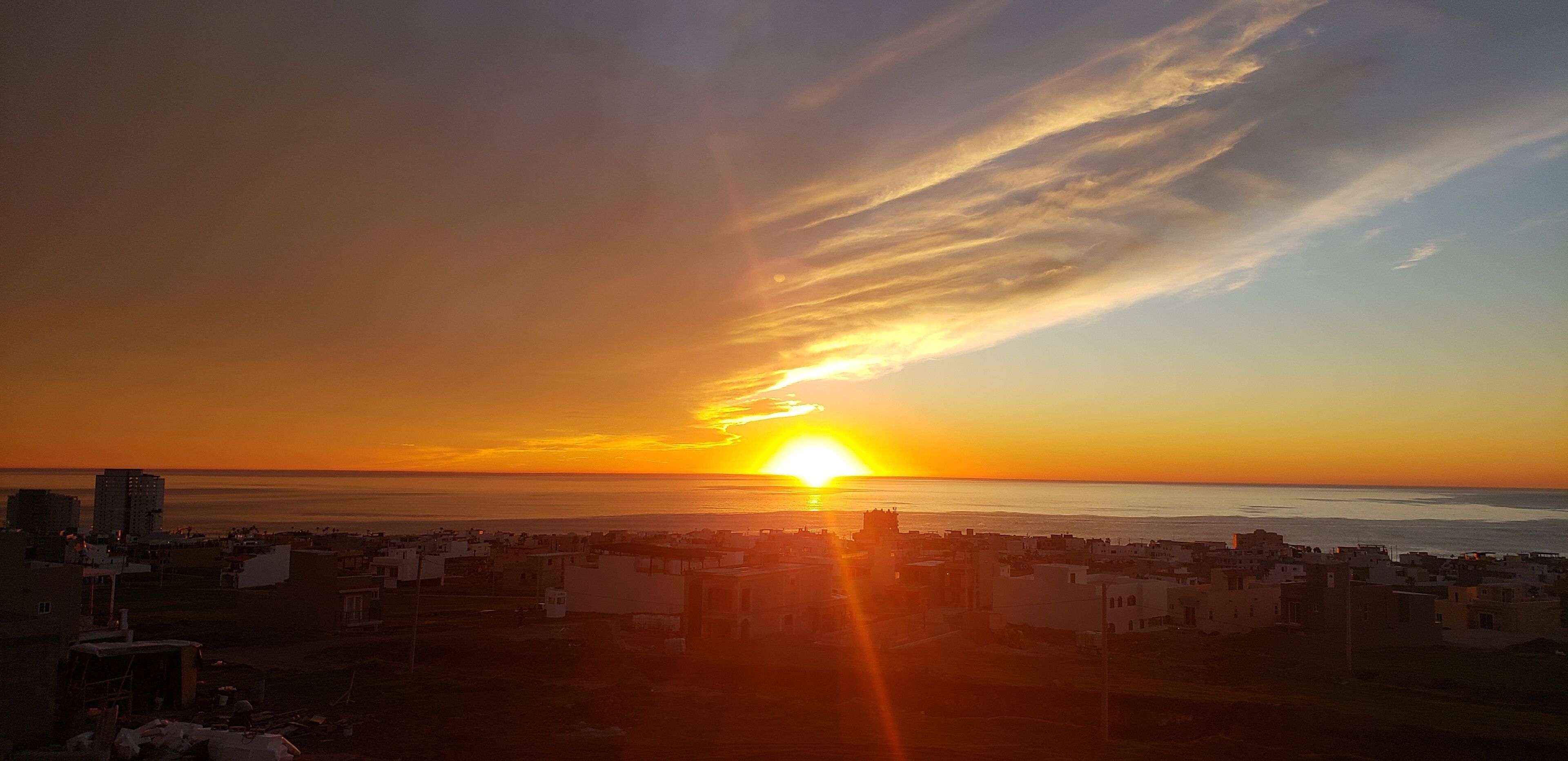 OCEAN VIEW, 3 minutes  to the beach, restaurants, clubs. Rooms with full bath.