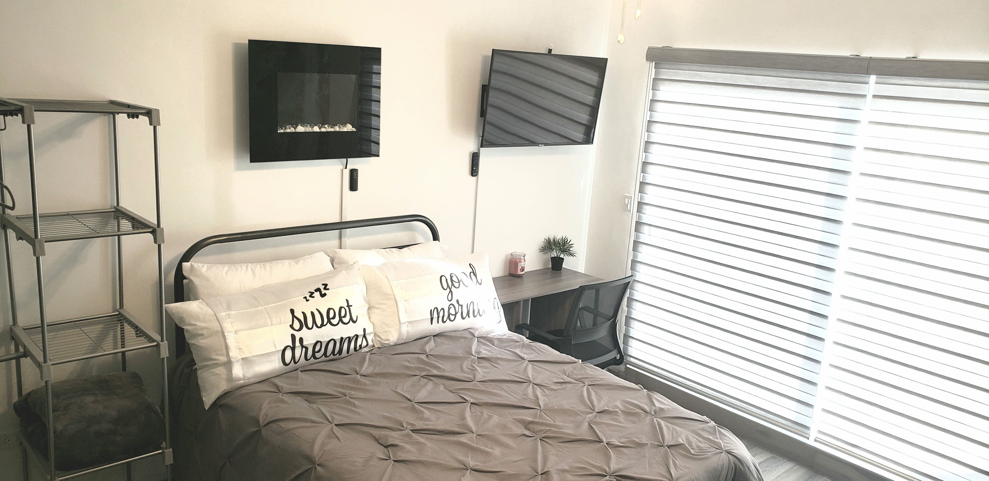 OCEAN VIEW, 3 minutes  to the beach, restaurants, clubs. Rooms with full bath.