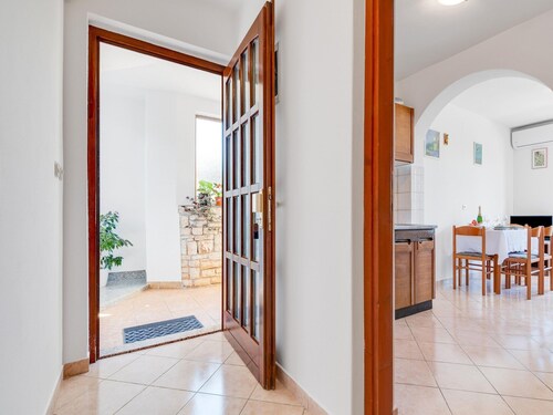 Abgeschiedene Wohnung in Poreč mit Garten