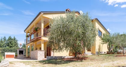 Abgeschiedene Wohnung in PoreÄ mit Garten