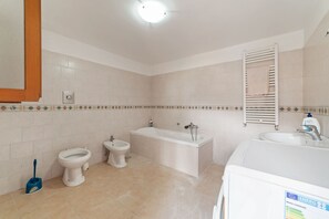 Shower, bidet, towels