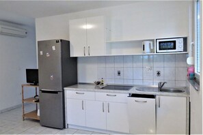 Kühlschrank, Mikrowelle, Herdplatte, Geschirrspüler