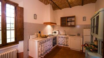 Frigorifero, forno, piano cottura, lavastoviglie