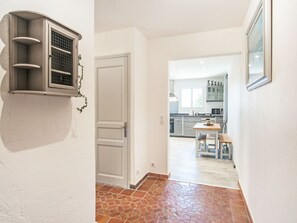 Fridge, microwave, oven, stovetop - Riviera Hideaway for 2 Guests (La Roquette-sur-Siagne)