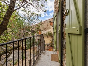 Property grounds - Holiday Home in Tautavel near Gorges & Museum (Tautavel)