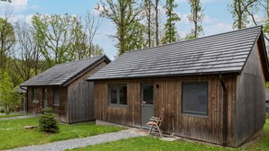 Un rustico chalet con facciata in legno, una porta e una finestra.