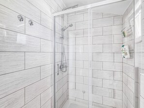 Douche, serviettes fournies