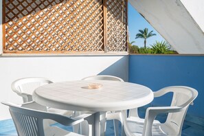 Outdoor dining - Belvilla by OYO Apartment in Policastro Bussentino (Policastro Bussentino)