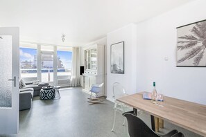 TV, Netflix, streaming services