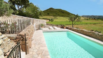 Een verwarmd zwembad