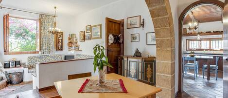 المنشأة من الداخل