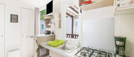 Køleskab, mikrobølgeovn, ovn, kogeplade