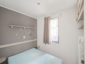 2 bedrooms, iron/ironing board, WiFi