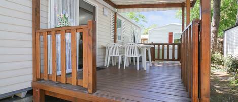 屋外ダイニングエリア