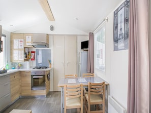 Réfrigérateur, four à micro-ondes, un four, surface de cuisson