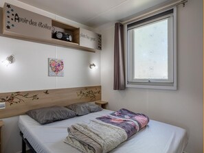 2 bedrooms, iron/ironing board, WiFi