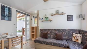 Télévision, baby-foot, table de tennis de table