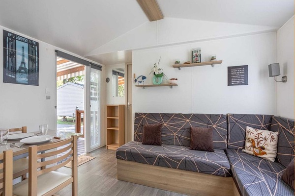 Fernseher, Tischfußball, Tischtennisplatte