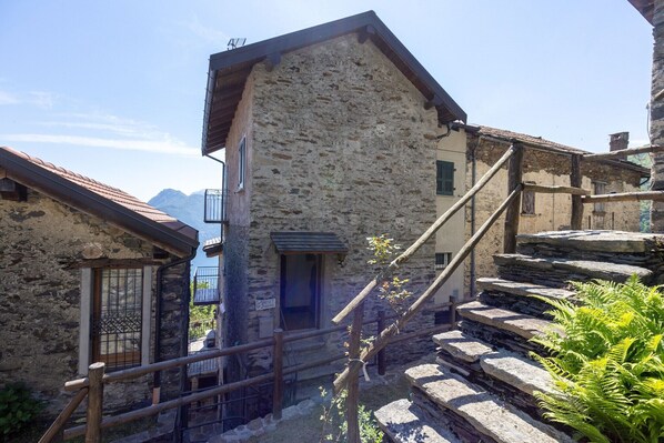 Exterior - Cozy Hideaway Above Lake Como (San Siro)