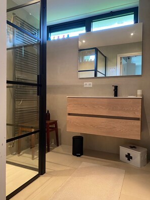 Dusche, Haartrockner, Toilettenpapier