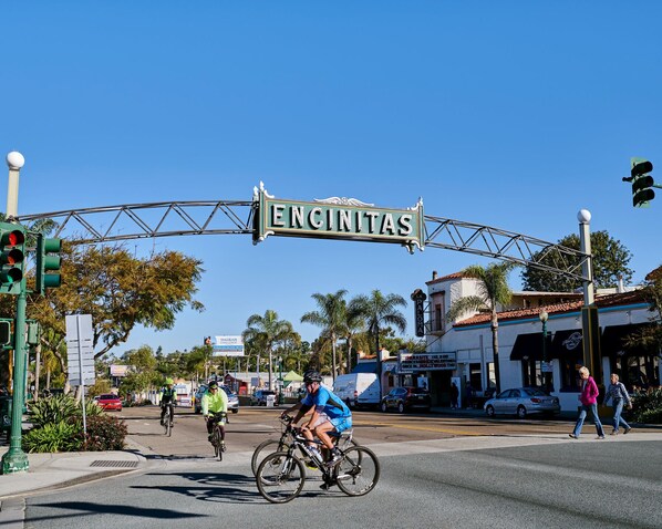 A street scene with cyclists, a clear sky, and a sign reading 'ENCINITAS'. - Private 3BD Coastal Oasis - .5 miles from Beach! (Encinitas)