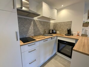 Fridge, microwave, oven, stovetop - Gîte with private Jacuzzi (St martin choquel)