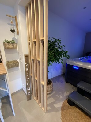 Indoor spa tub - Gîte with private Jacuzzi (St martin choquel)